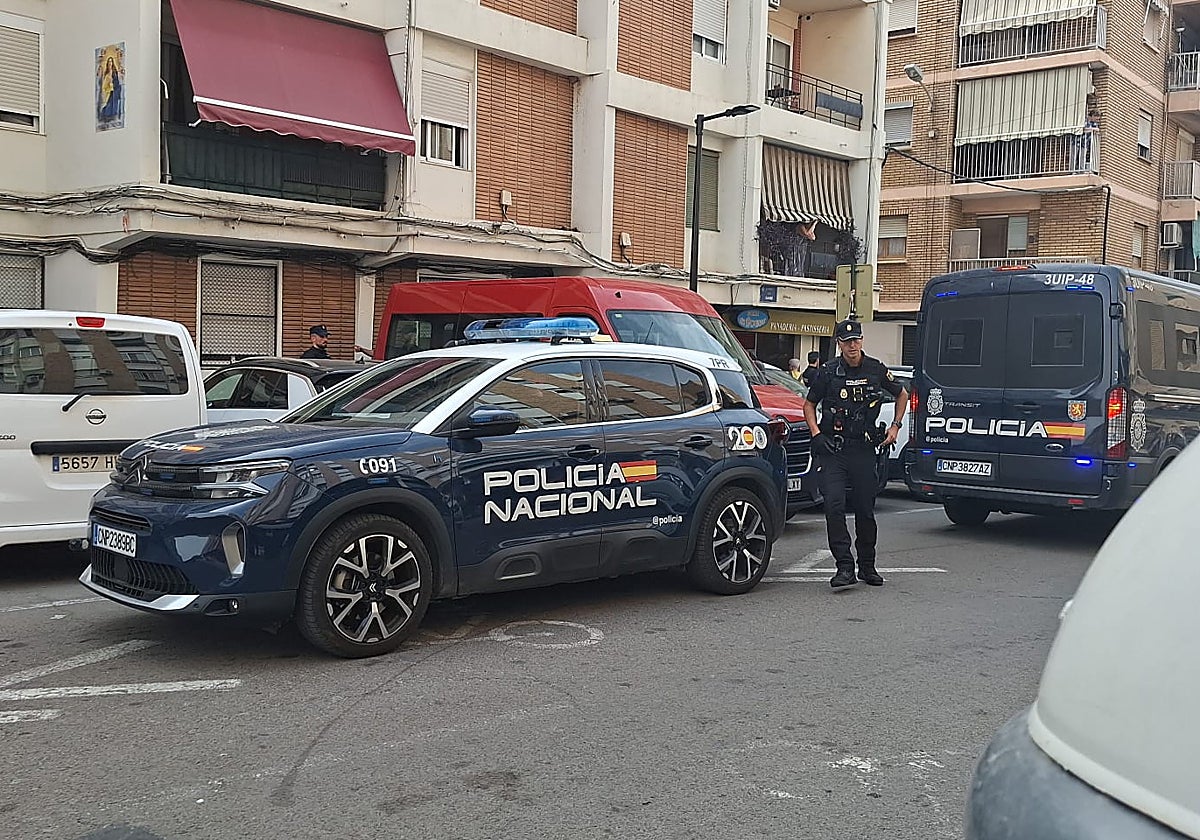 Dos vehículos de la Policía Nacional, el martes, en la calle donde ocurrieron los hechos.