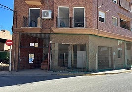 Uno de los inmuebles que todavía tiene las plantas bajas destrozadas por la dana.