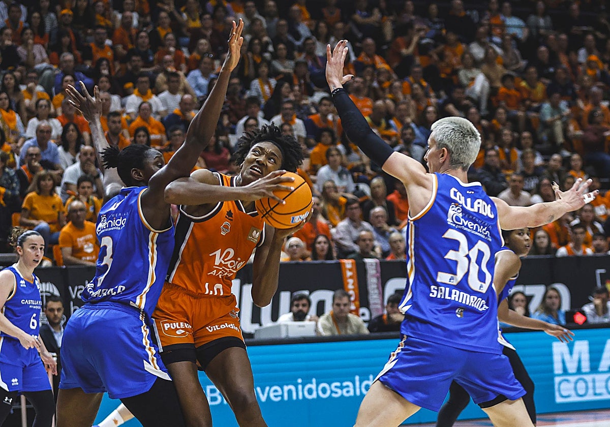 Kayla Alexander ataca la defensa del Avenida durante un partido de la pasada temporada.