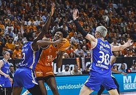 Kayla Alexander ataca la defensa del Avenida durante un partido de la pasada temporada.