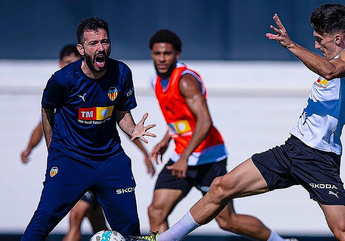 Carlos Corberán, durante un entrenamiento del Valencia.