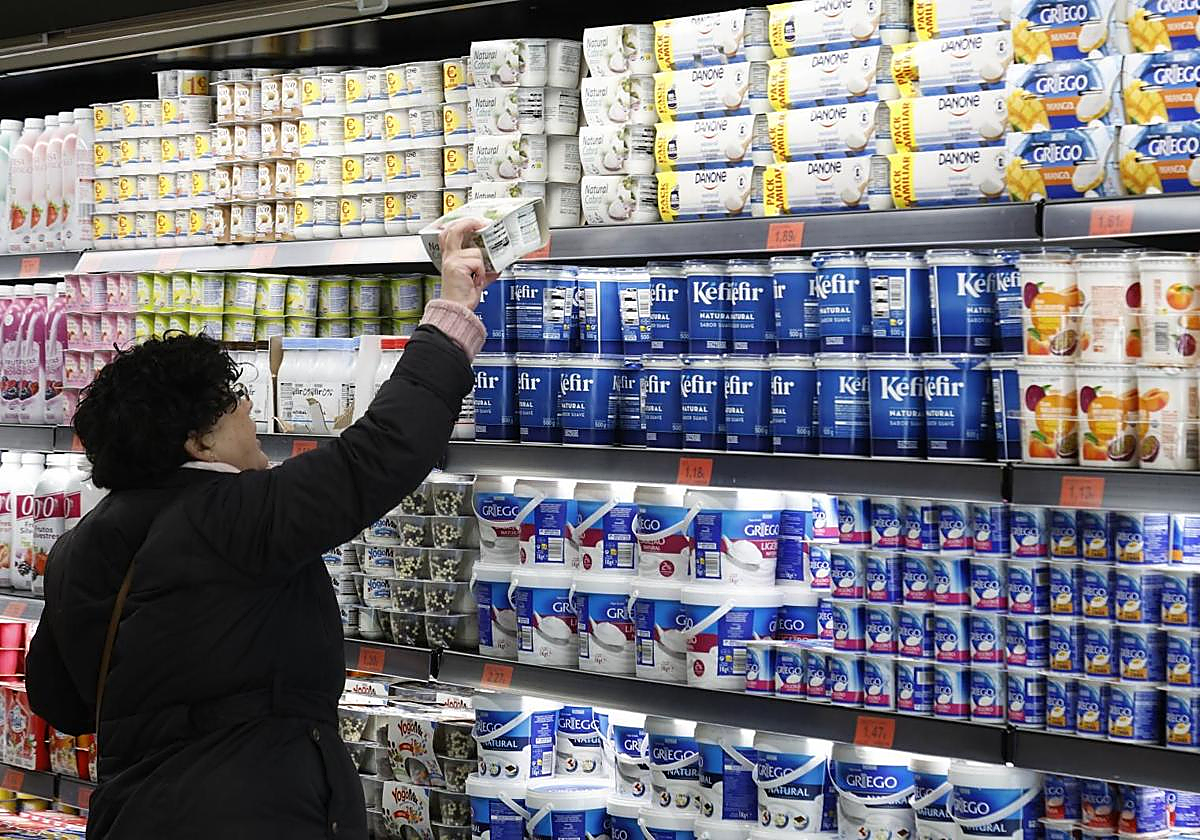 Una mujer comprando en Mercadona en una imagen de archivo.