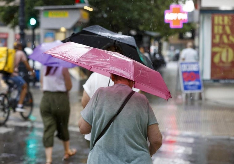 Aemet anuncia chubascos con tormentas ocasionales este viernes en la Comunitat y señala las zonas donde caerán