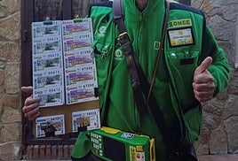 Un vendedor de la ONCE en una imagen de archivo.