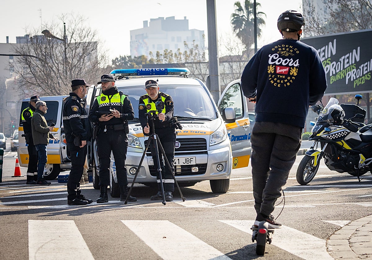 Agentes de la Policía Local de Valencia durante un control a patinetes eléctricos.