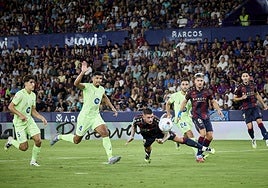 Dela remata de cabeza en el partido contra el Barça.