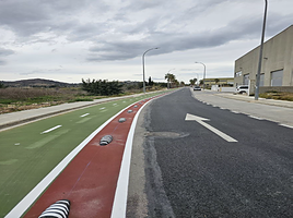 Carril bici en uno de los polígonos de la Ribera Alta.