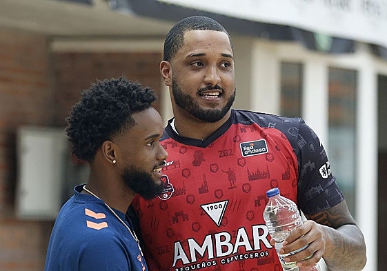 Jean Montero saluda a Joel Soriano en Teruel.