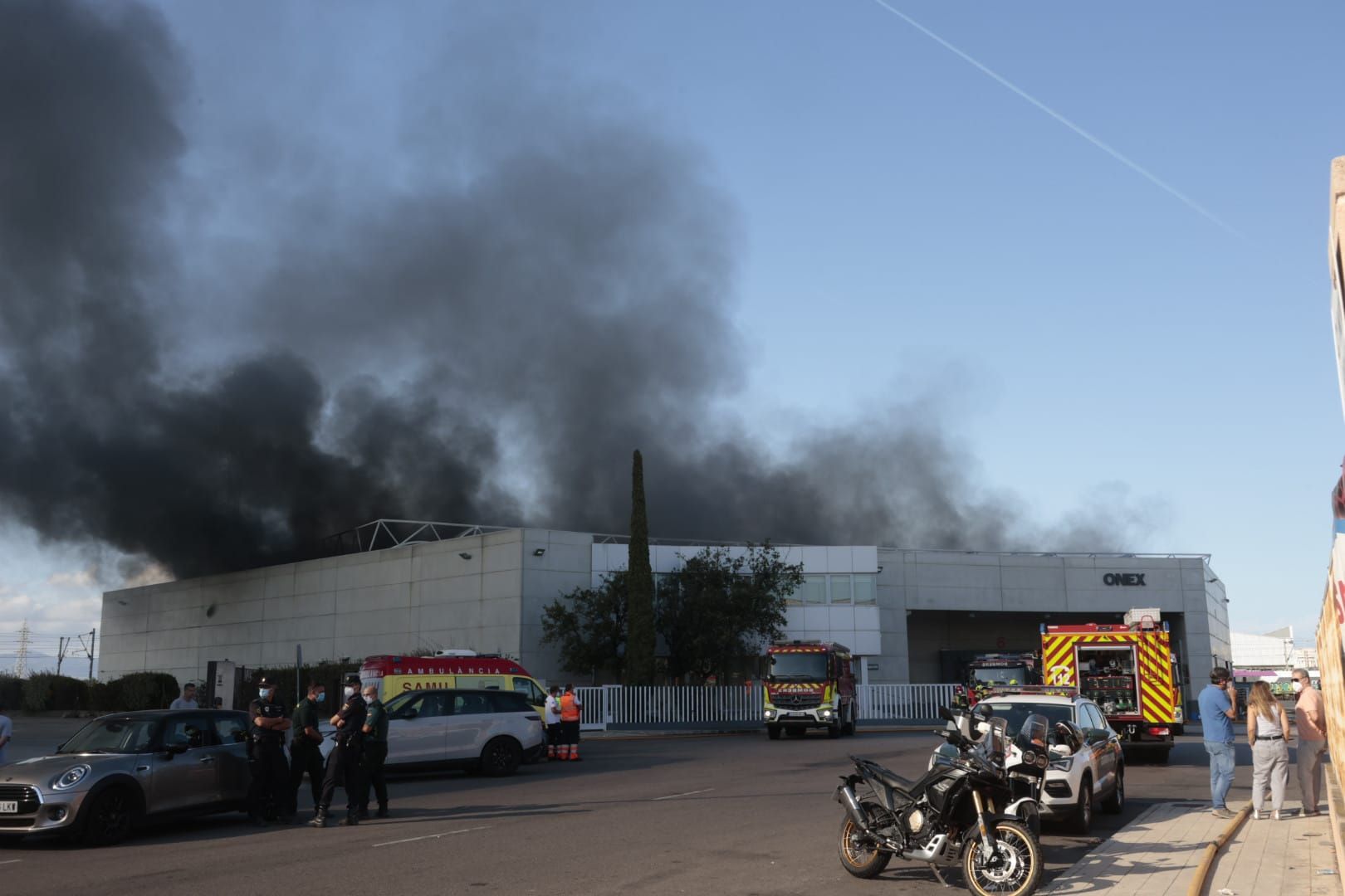 Un incendio afecta a una empresa de Albuixech