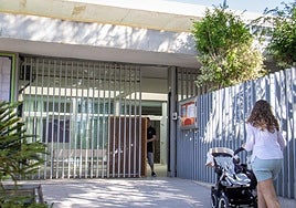 Una madre acude a recoger a su hijo en el Miguel Hernández.