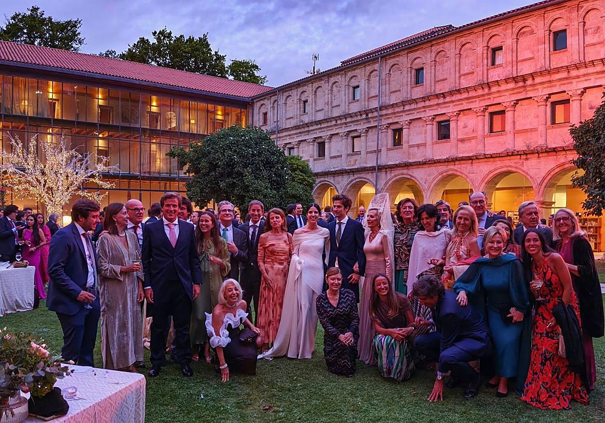 Los novios y sus familias, en el claustro del parador donde se celebró la boda.