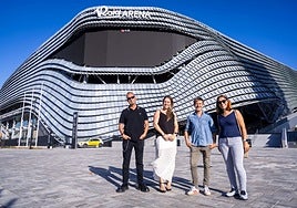 Cuatro de los premiados durante los últimos 25 años, Ramón Palomar, Ruth García, Paco Roca y Mónica Merenciano, junto al ojo del Roig Arena.