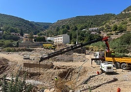 Construcción del nuevo puente, este viernes en Sot de Chera.