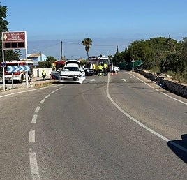 El lugar del accidente, con los coches siniestrados y vehículos de emergencias.