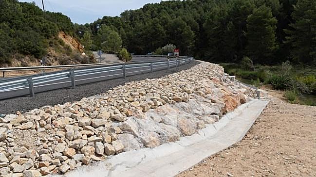 Imagen después - Comparativa del tramo de la carretera reparada tras la dana y después de las obras.