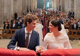 Los novios, en el monasterio gallego donde han contraído matrimonio.