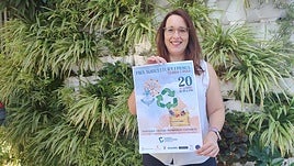 El edil Sandra Gertrúdix con el cartel de la feria.