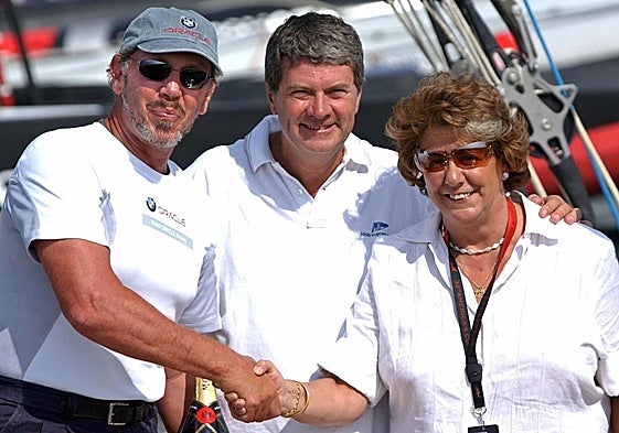 Larry Ellison choca la mano de la alcaldesa de Valencia, Rita Barberá, en presencia de Yves Carcelle, presidente de Louis Vuitton.