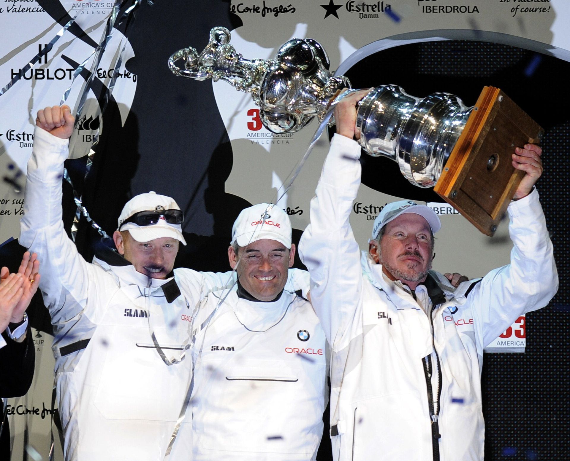 Ellison alza la Copa América de 2010 junto a Coutts (centro) y Spithill.