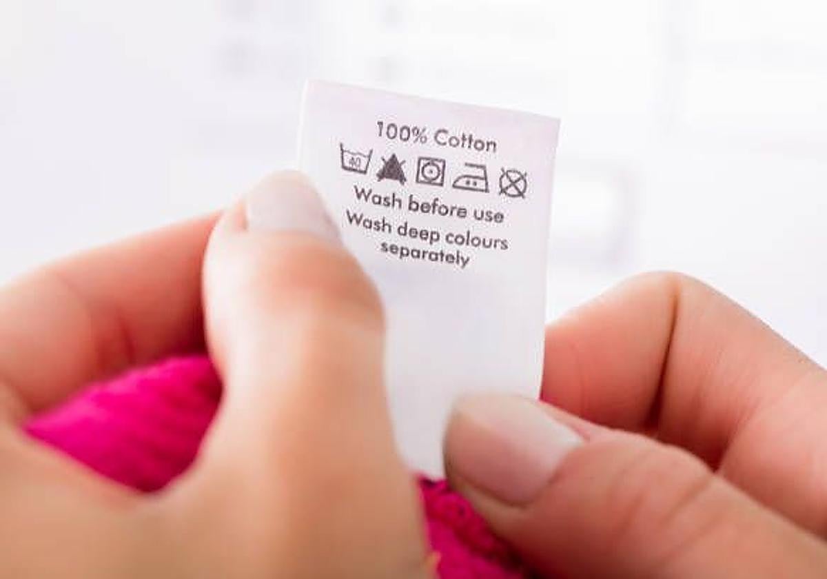 Una etiqueta de ropa en una imagen de archivo.