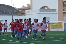 Jugadores del CD Jávea calentando.