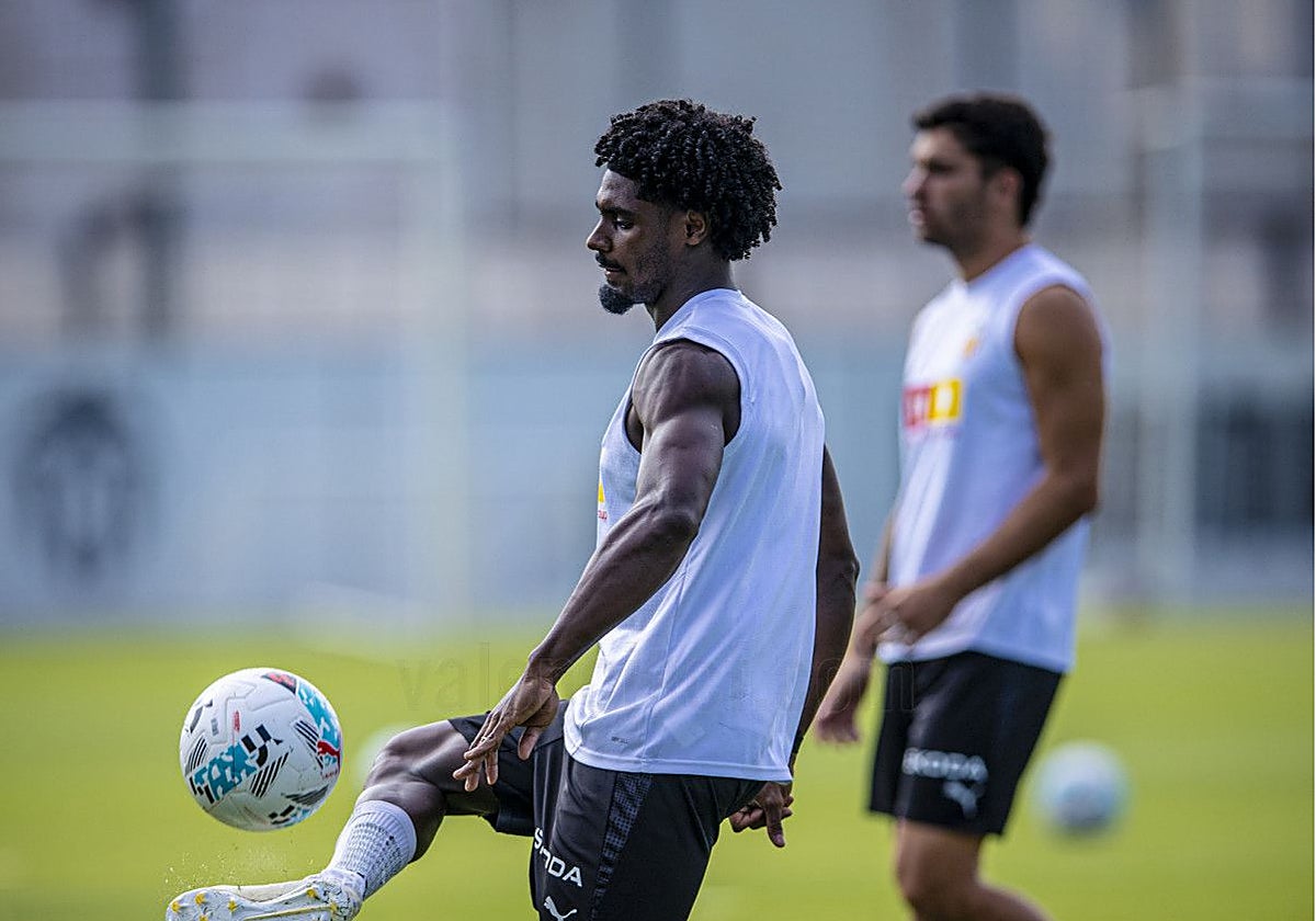 Thierry, durante el entrenamiento de este viernes en Paterna.