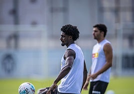 Thierry, durante el entrenamiento de este viernes en Paterna.