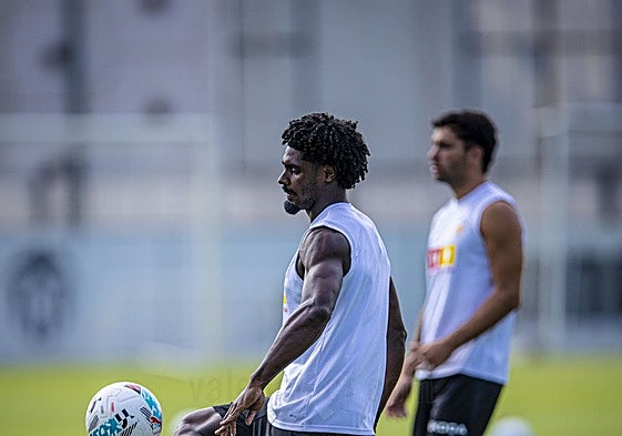 Thierry, durante el entrenamiento de este viernes en Paterna.