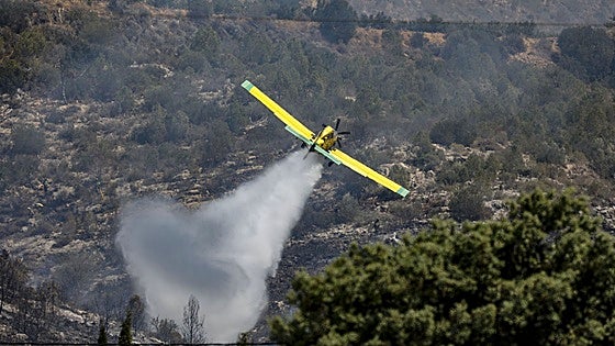 Los bomberos controlan el incendio de una zona de cultivo en Chulilla