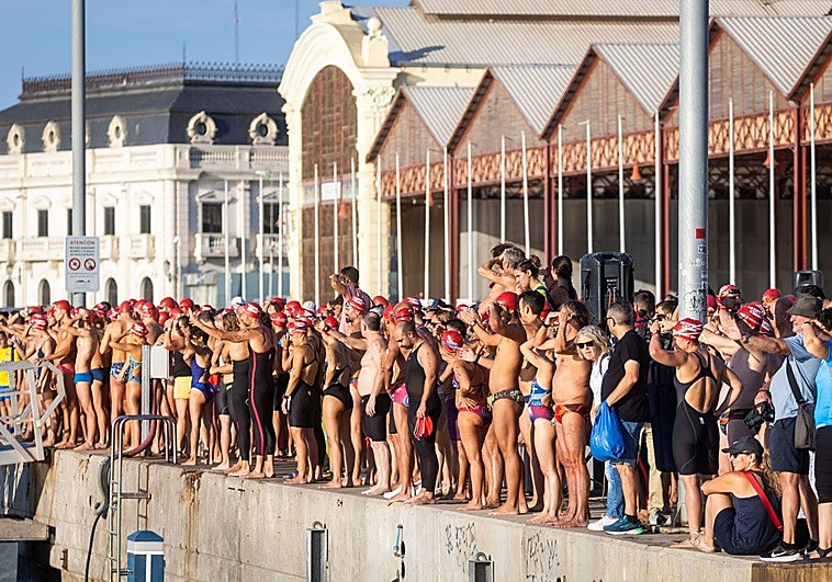 La espera de los nadadores antes de tirarse al agua.