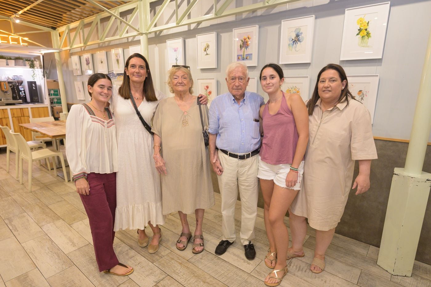 El artista Gonzalo Gómez Luzón con su mujer, sus hijas y sus nietas.