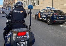 Un agente de la Policía Nacional patrulla por Alicante, en una imagen de archivo.