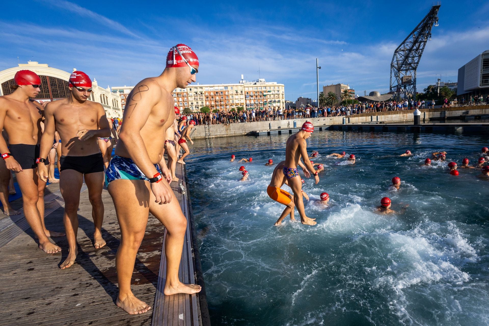 Búscate en la Travesía a nado del Puerto de Valencia de este sábado