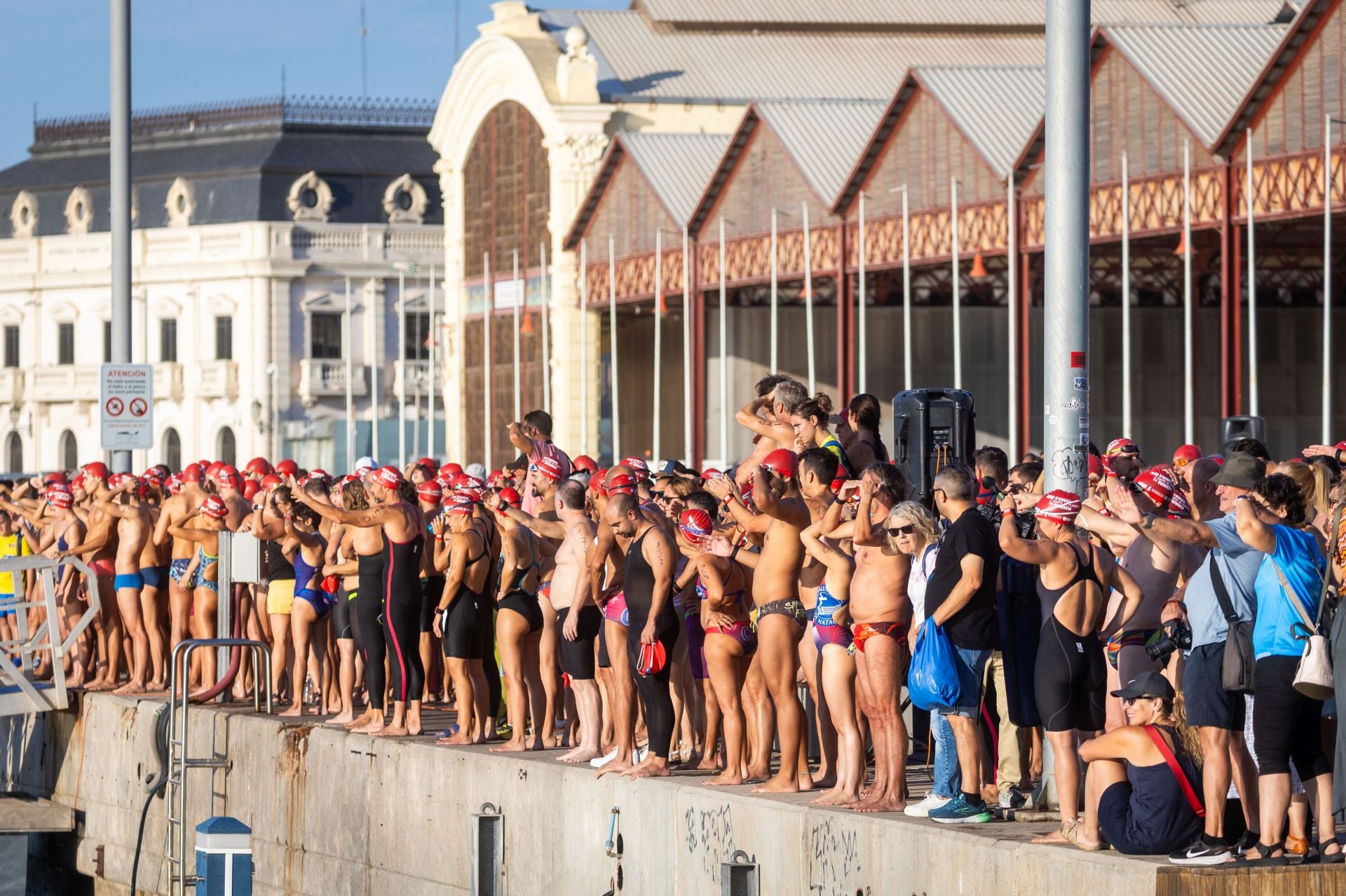 Búscate en la Travesía a nado del Puerto de Valencia de este sábado