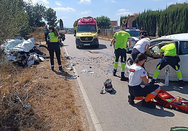 Los sanitarios asisten al conductor de uno de los coches siniestrados.