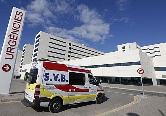 Una ambulancia de Soporte Vital Básico (SVB) en el recinto hospitalario de La Fe.