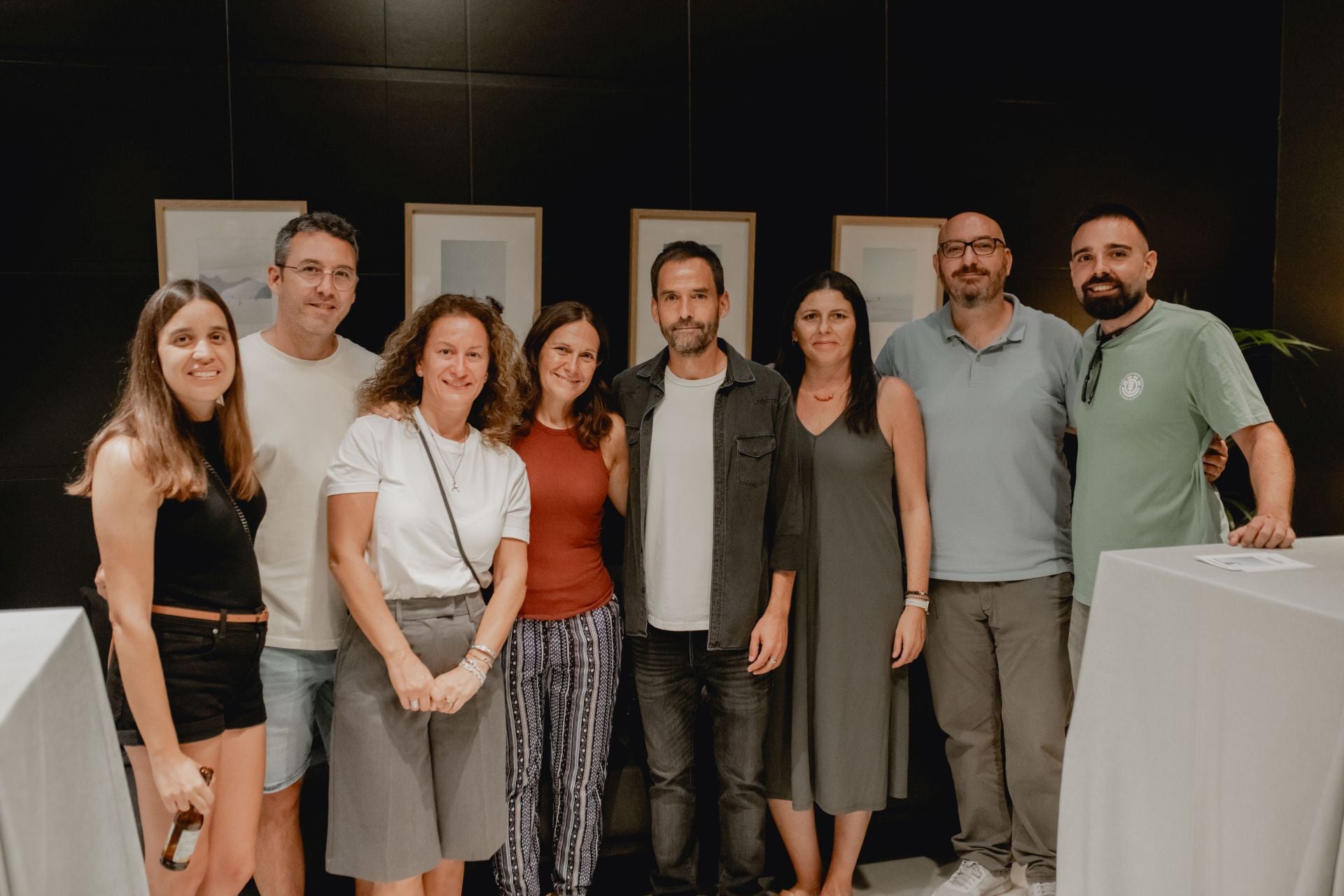 Asistentes a la exposición de Emilio Chulià en Parker Art Gallery.