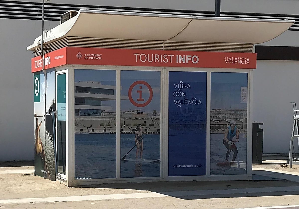 Oficina turística de la playa de Valencia en 2023.