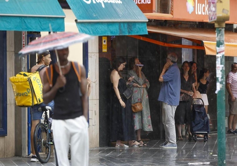Aemet activa un aviso amarillo en la Comunitat por lluvias este domingo y anuncia un bajón de temperaturas en Valencia