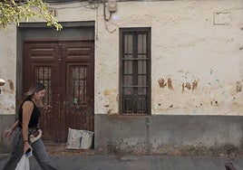 Una de las casa de la calle Mayor todavía con restos visibles de la dana en Aldaia.