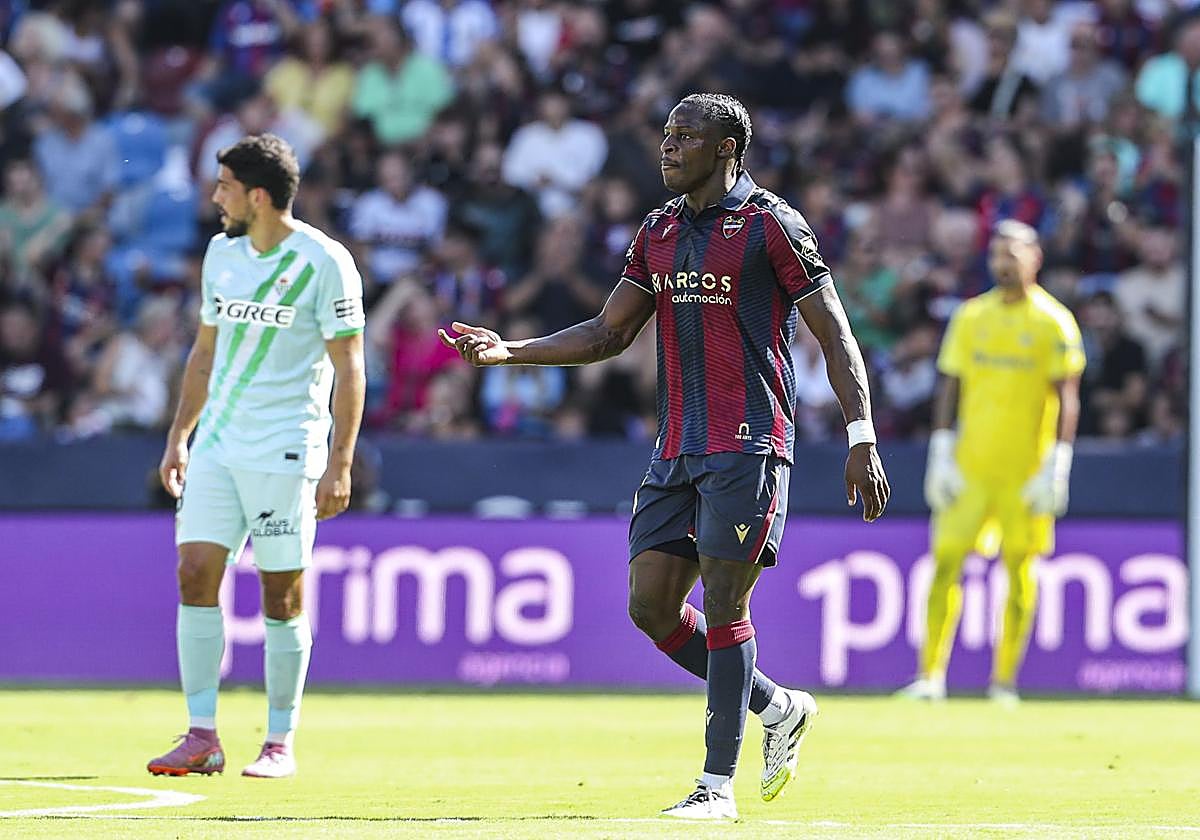Etta Eyong, durante su primer partido con el Levante, ante el Betis.
