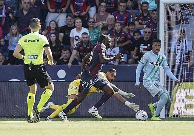 Etta Eyong, ante Álvaro Valles, en la acción de su primer gol con el Levante.