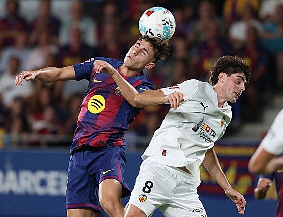 Javi Guerra, ante Fermín.