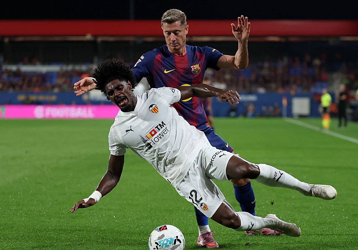 Robert Lewandowski acosa a Thierry.