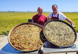 José Zafra y Raúl Magraner con las paellas protagonistas.