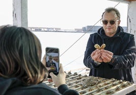 César Gómez muestra dos pequeñas ostras que van a colocarse en las bateas.
