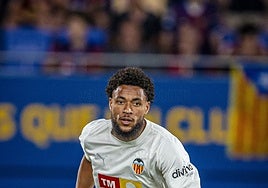 Danjuma, durante el calentamiento en el Johan Cruyff.