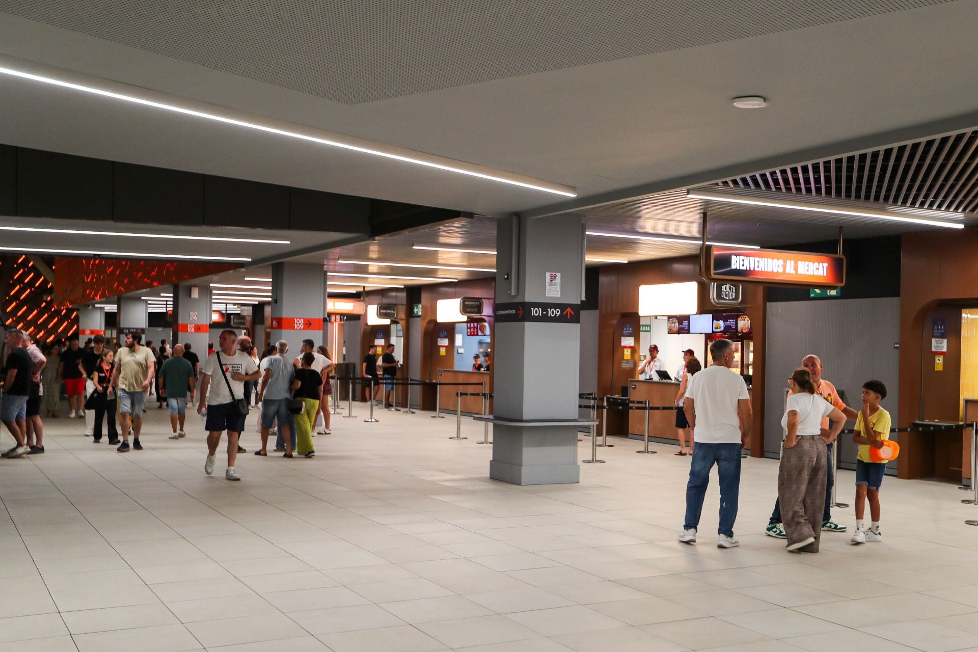 El Roig Arena prueba el modo baloncesto con los socios del Valencia Basket