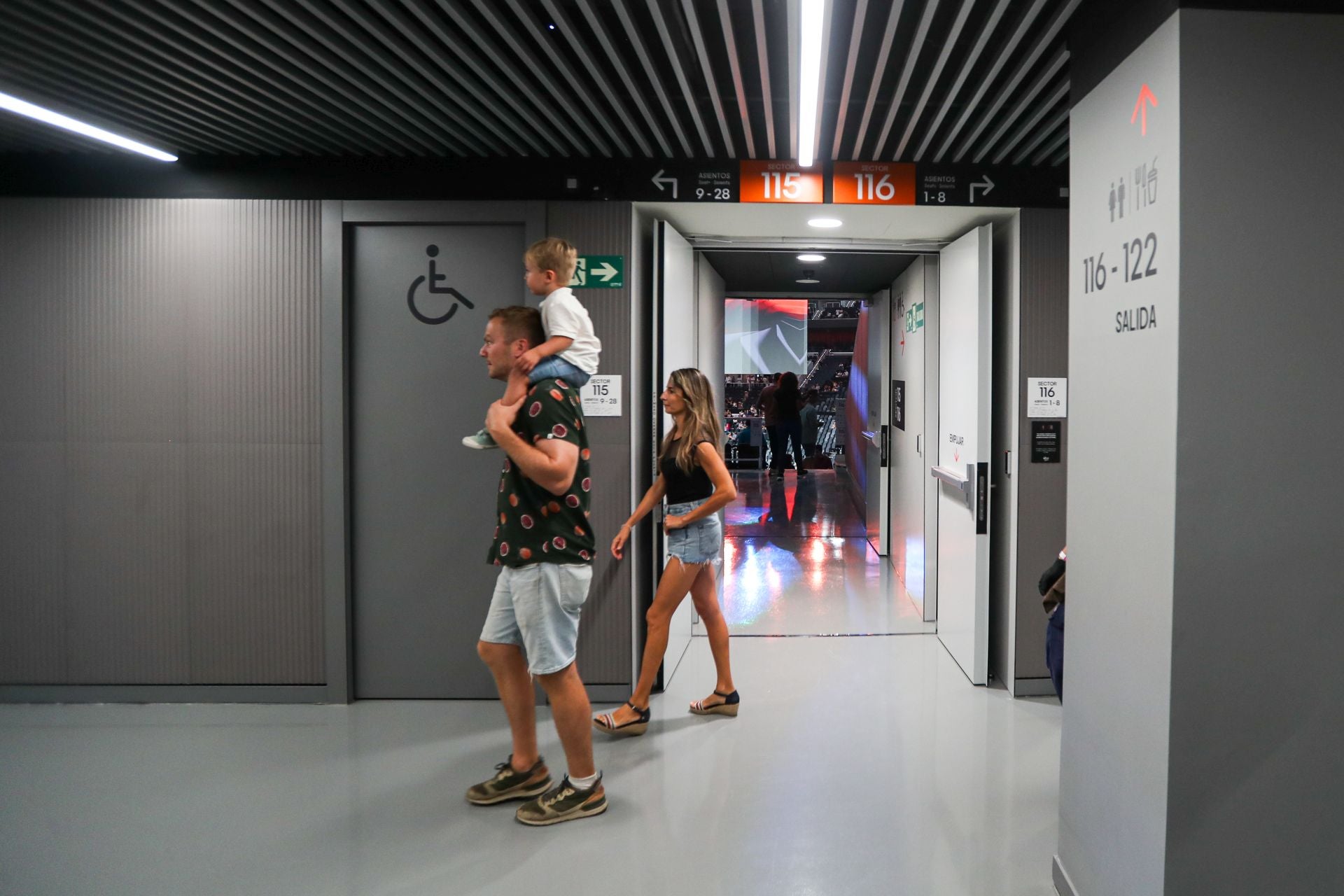El Roig Arena prueba el modo baloncesto con los socios del Valencia Basket