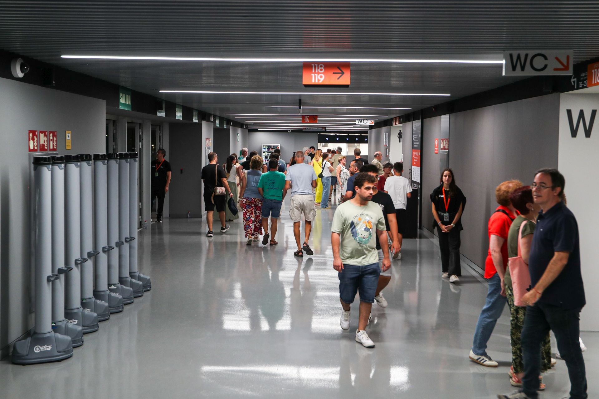 El Roig Arena prueba el modo baloncesto con los socios del Valencia Basket